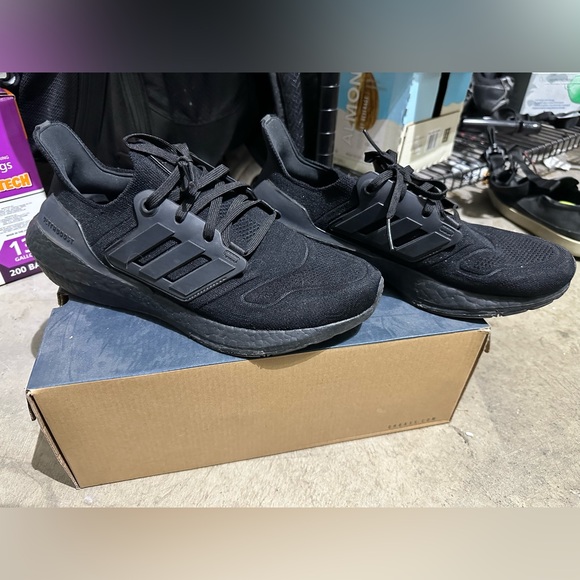 Adidas ultraboost size 10 - Picture 2 of 4